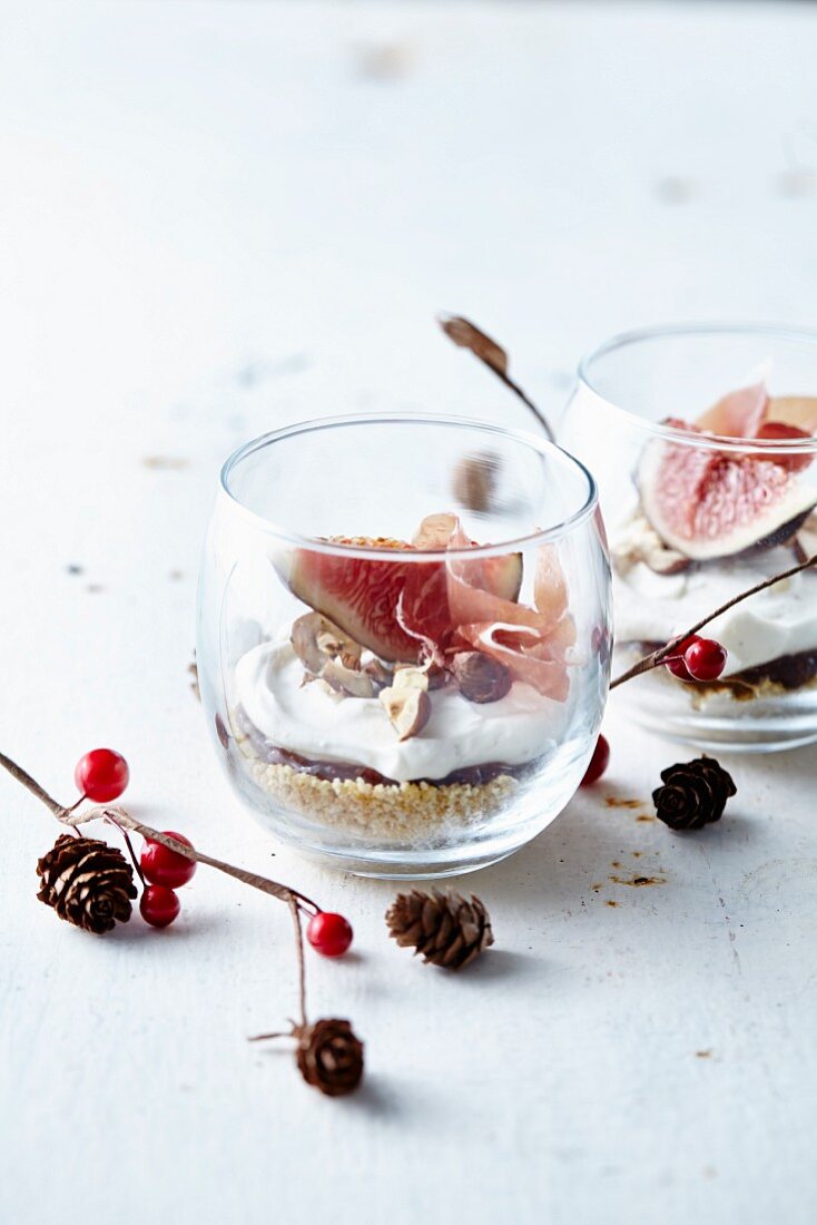 Feigen, Haselnüsse, Rohschinken und gesalzene Schlagsahne im Glas