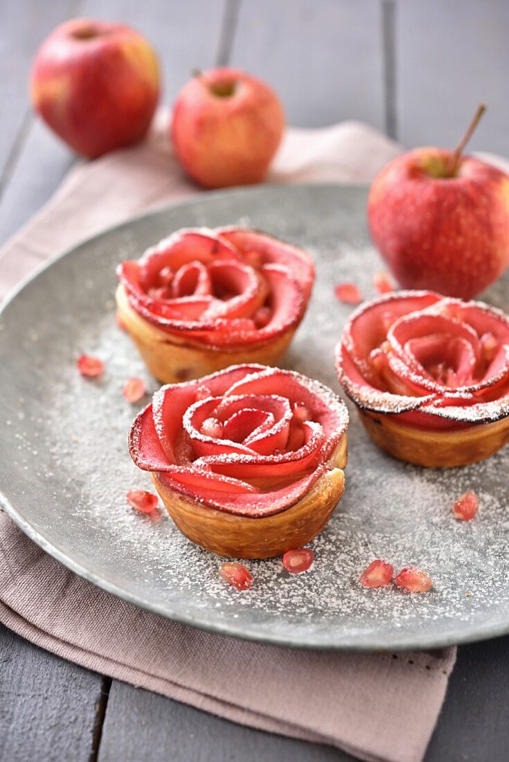 Rose-shaped apple tartlets
