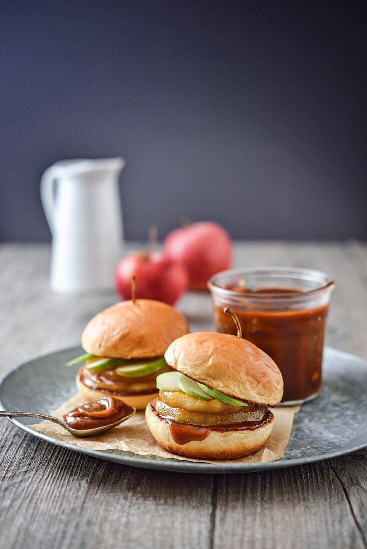Sweet burgers with cooked and raw apples and caramel