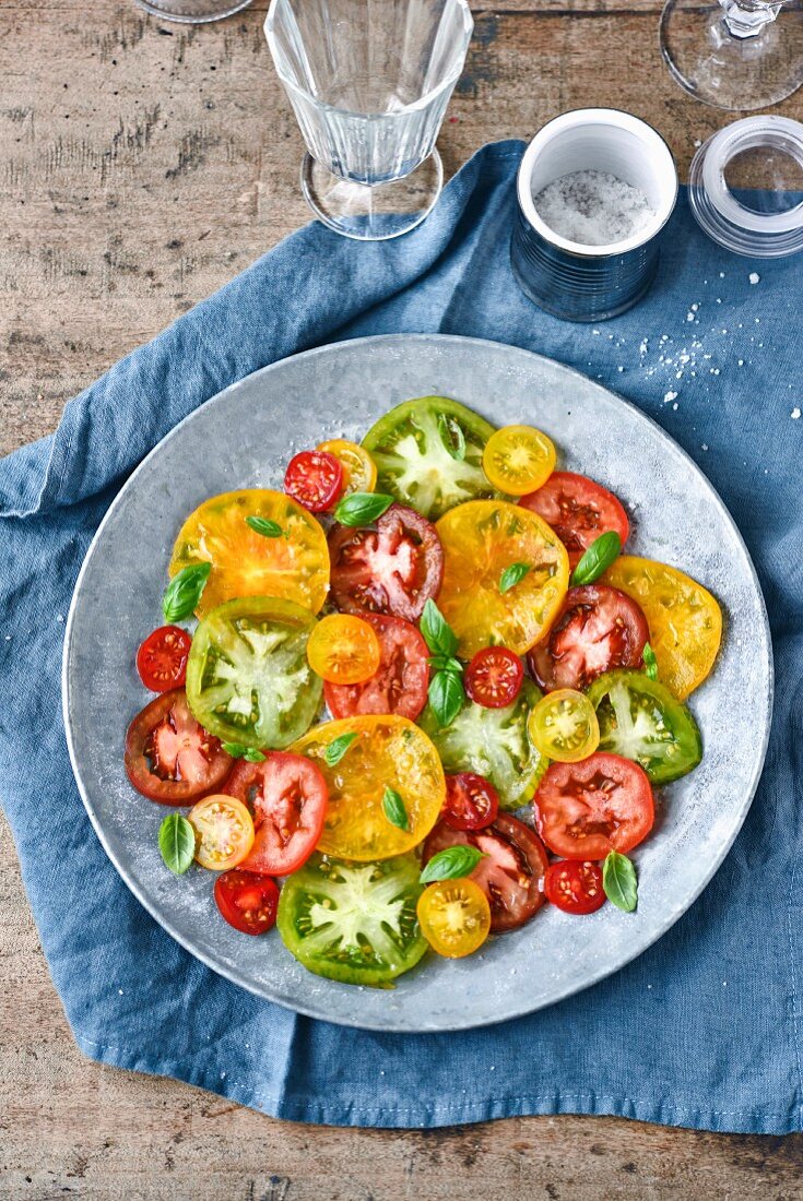 A colourful tomato salad with basil