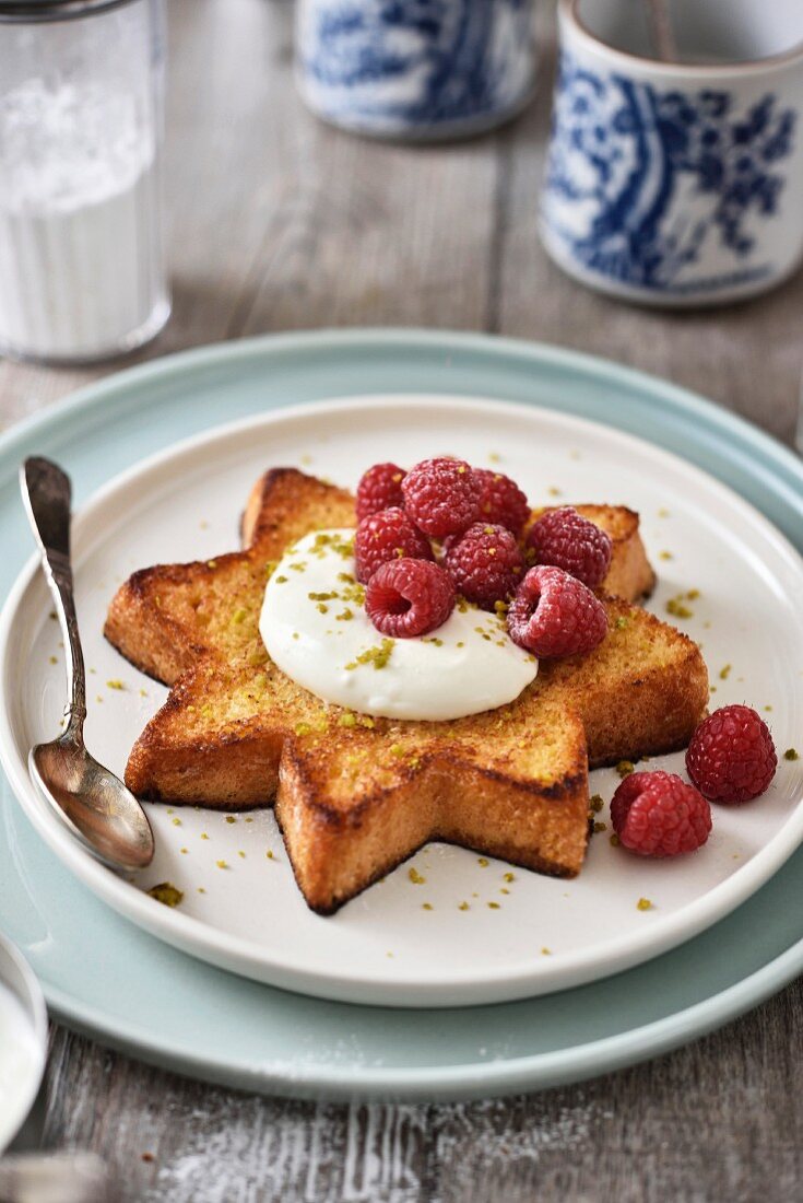 Star-shaped Pandoro toast with cream and raspberries
