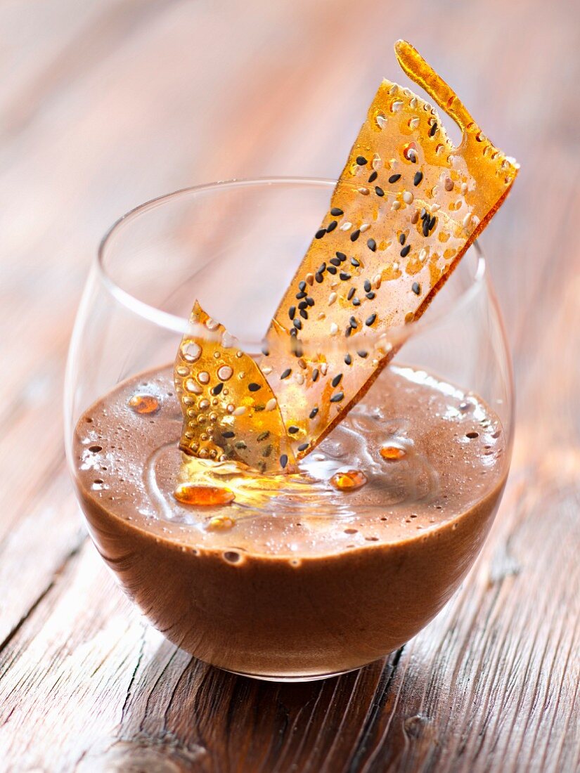 Schokoladenmousse im Glas, Karamellhippe mit zweierlei Sesam