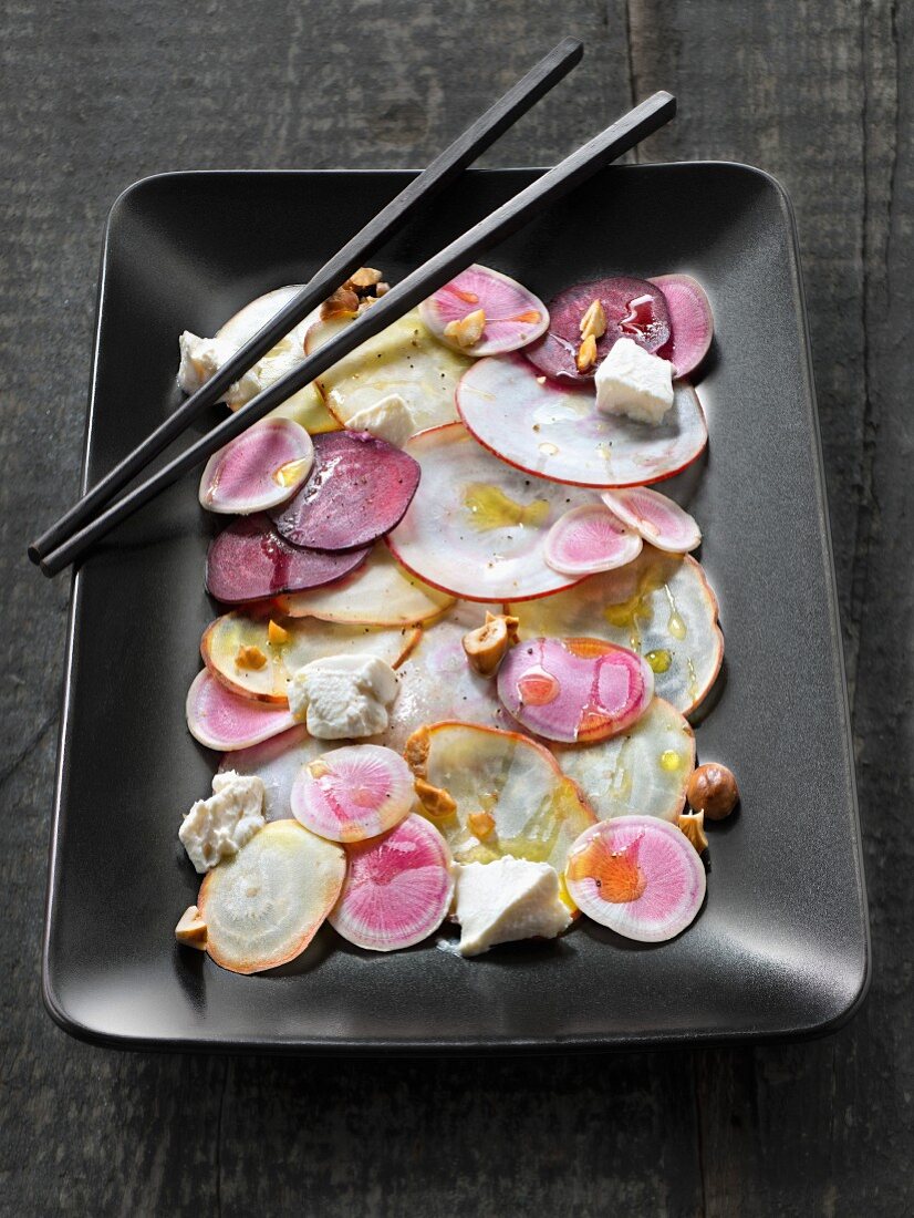 Bete-Carpaccio mit Ricotta, Honig und Haselnüssen