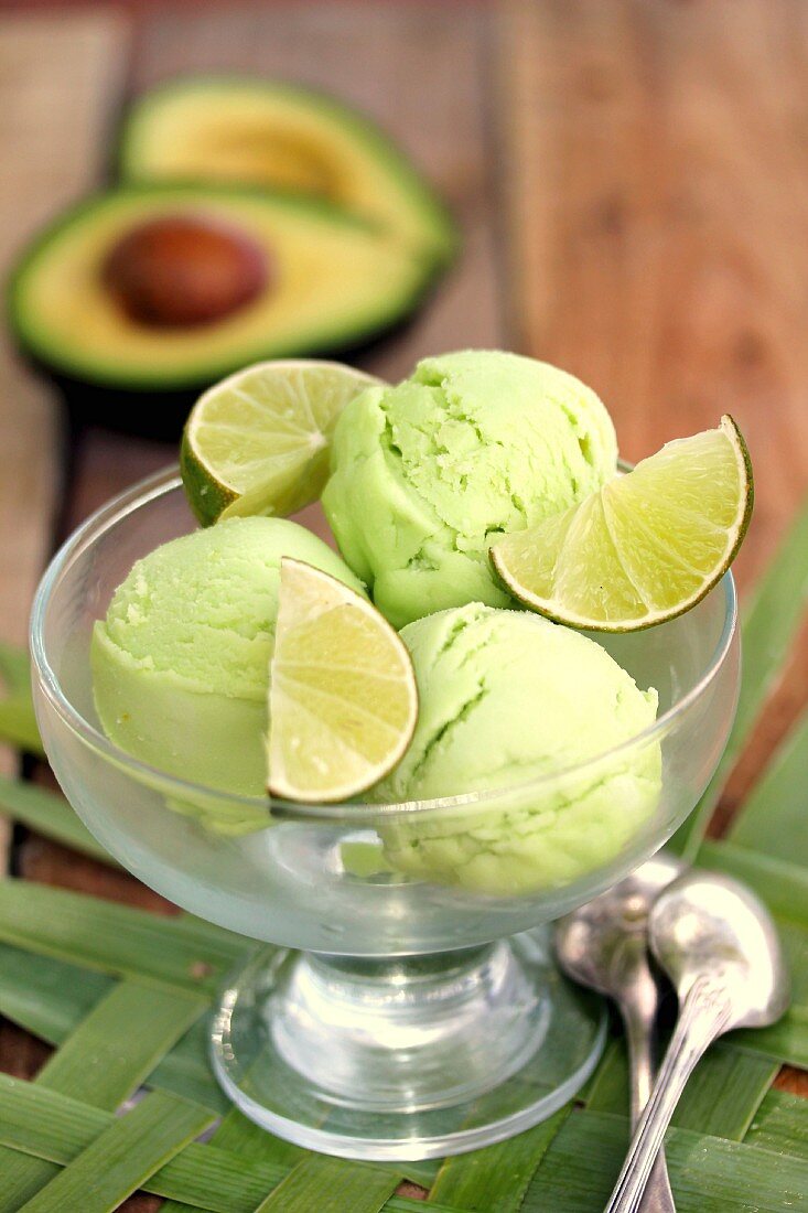 Drei Kugeln Avocado-Limetten-Sorbet