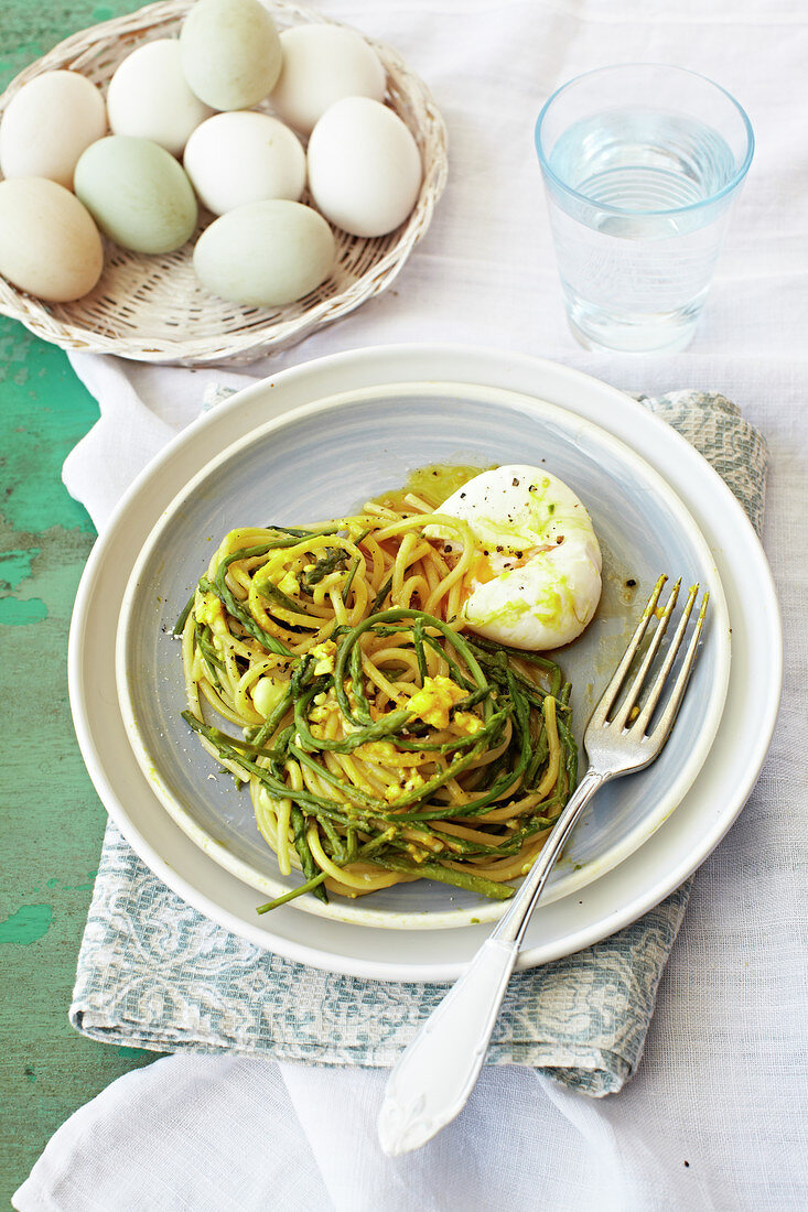 Spaghetti with curry, wild asparagus and a soft-boiled egg