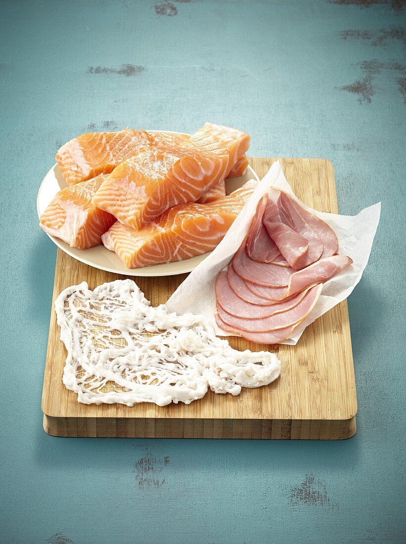 Ingredients for salmon-bacon crepinette with onions and snow peas