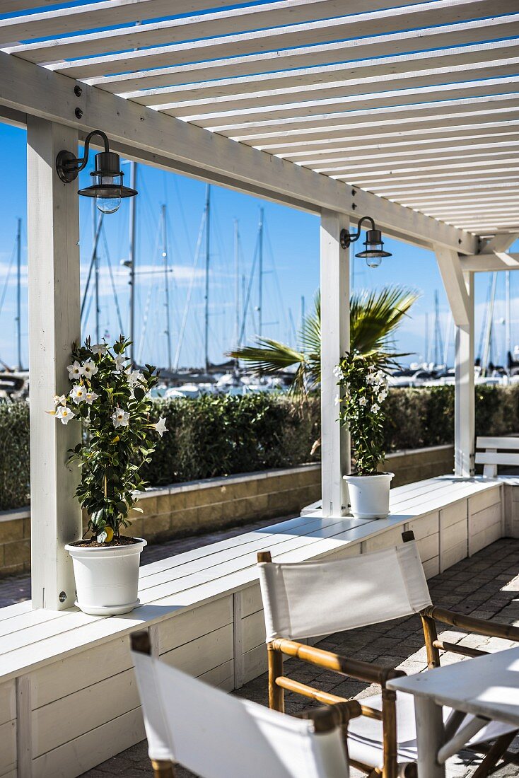 Terrasse eines Hafenrestaurants