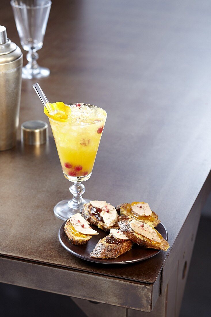 Orangenlikör-Cocktail und kleine Häppchen mit Foie Gras und zweierlei Marmeladen