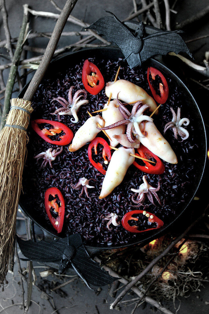 Schwarzer Reis mit Tintenfisch, Kalmar und Pfefferschoten zu Halloween