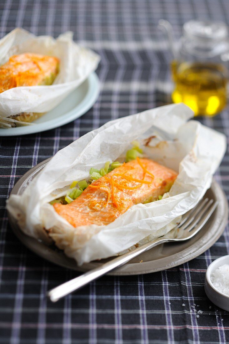 Lachs mit Orangenzesten und Lauch, in Pergamentpapier gegart