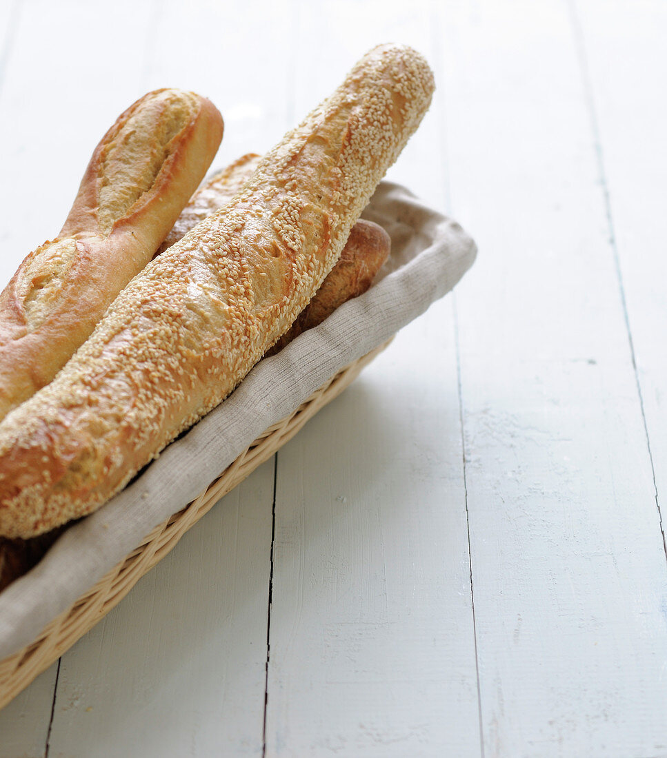 Verschiedene Baguettes in einem Brotkorb