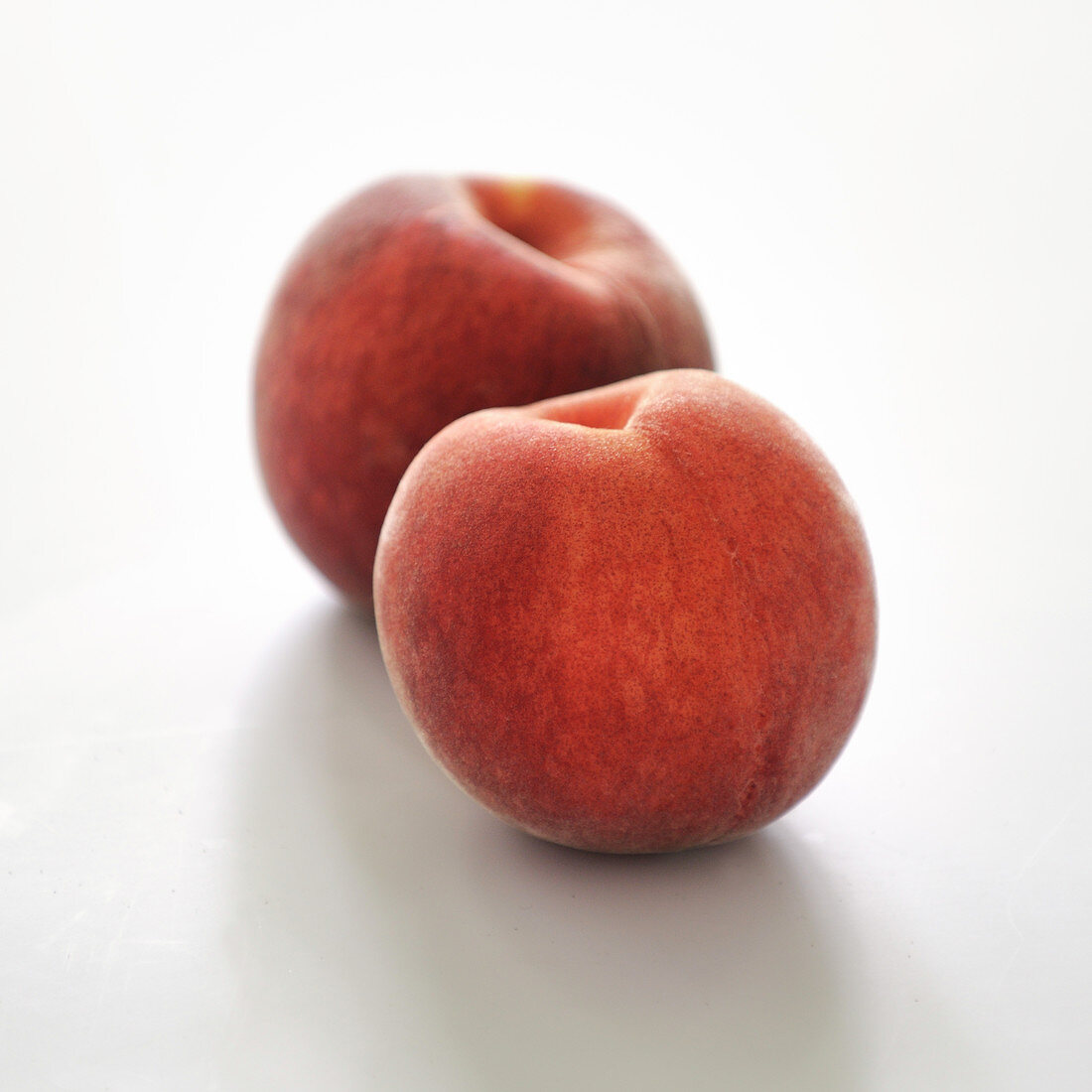 Zwei Pfirsiche vor weißem Hintergrund