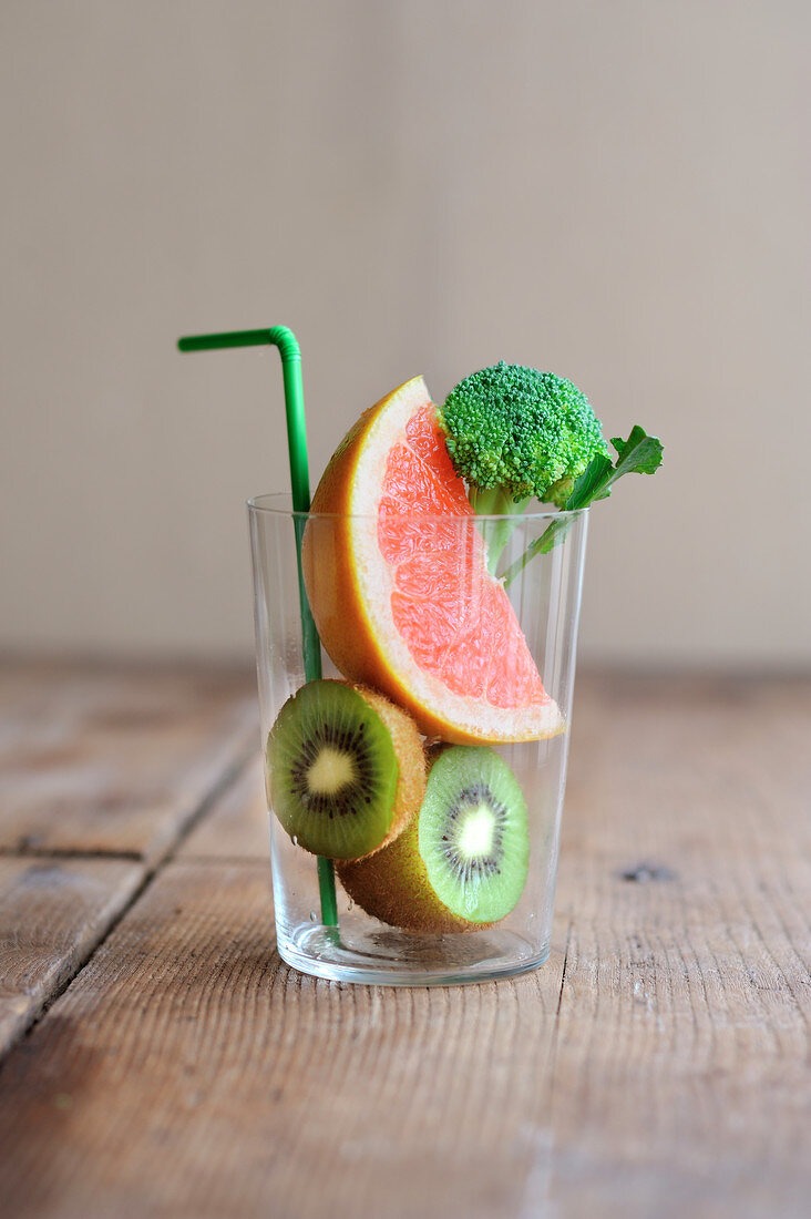 Pamplemousse et brocoli dans un verre pour préparation de smoothie