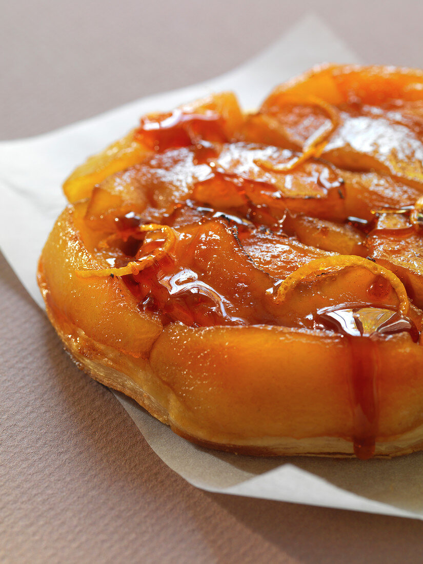 Apfel-Tatin mit Orangenzesten