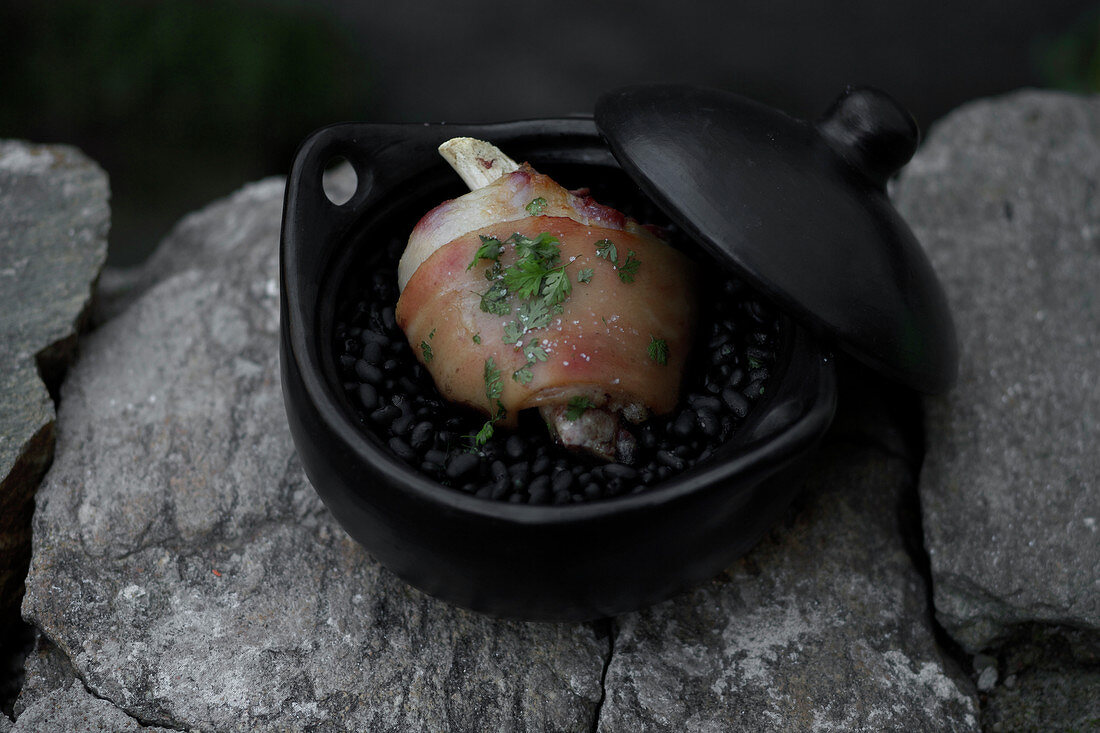 Schweinshaxe mit schwarzen Bohnen im Bräter