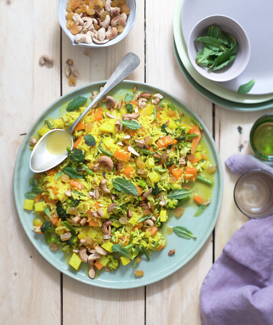 Indischer Reis mit Trockenfrüchten und Nüssen (vegetarisch)