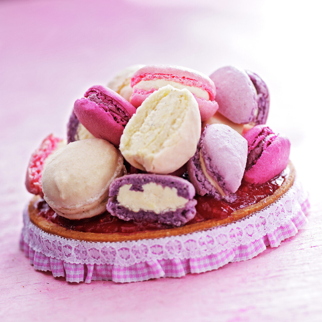 Torte für kleine Mädchen mit rosa Mandeln und Macarons