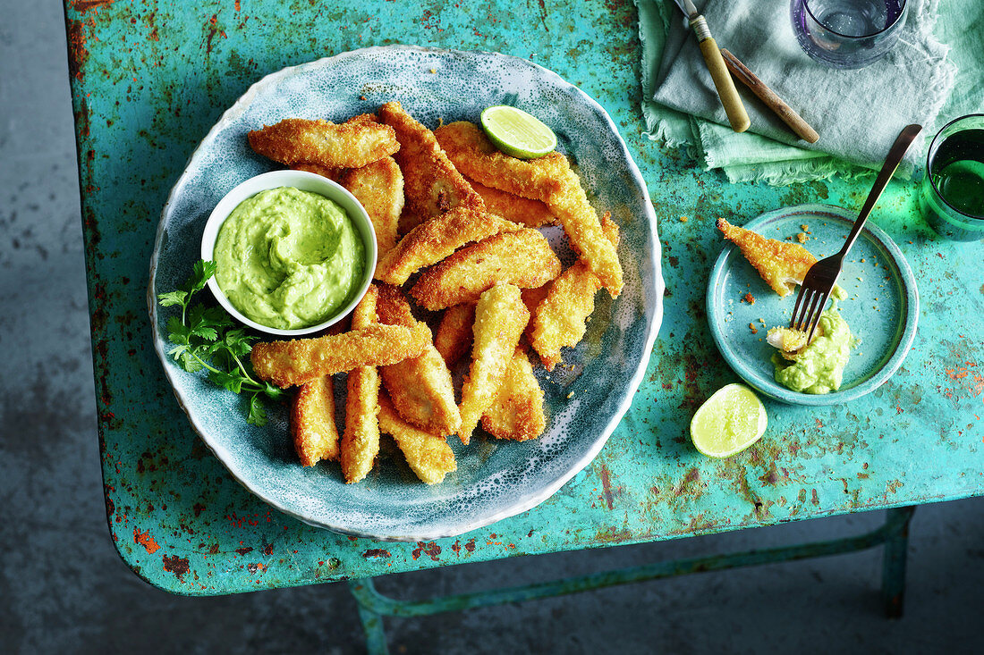 Putenstreifen in Kokos-Panade mit Avocadodip