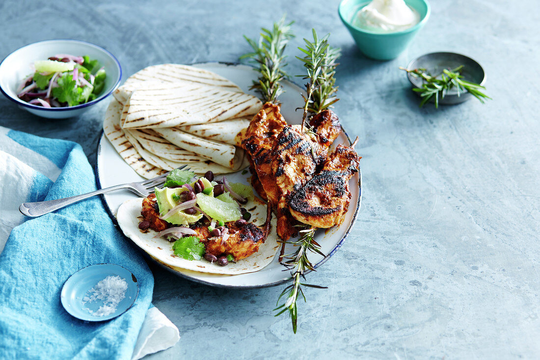 Gegrilltes Chipotle-Hähnchen mit Bohnensalsa und Tortillafladen