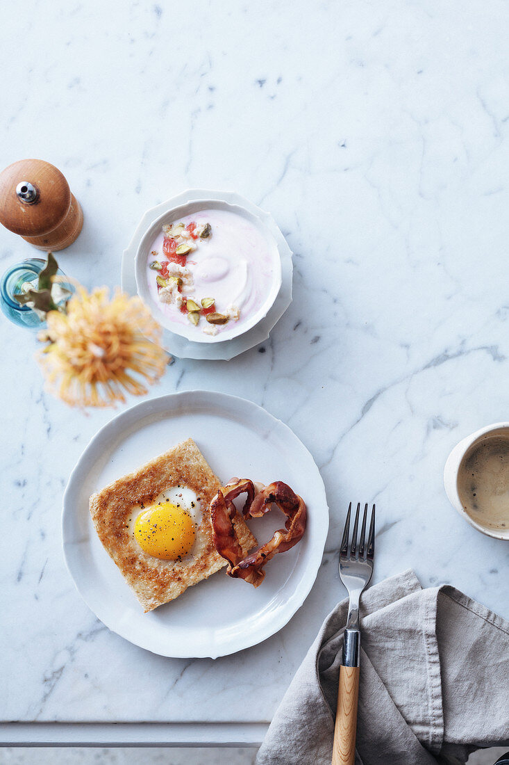 Frühstück zum Valentinstag mit Spiegeleis-Toast und Speck-Herz