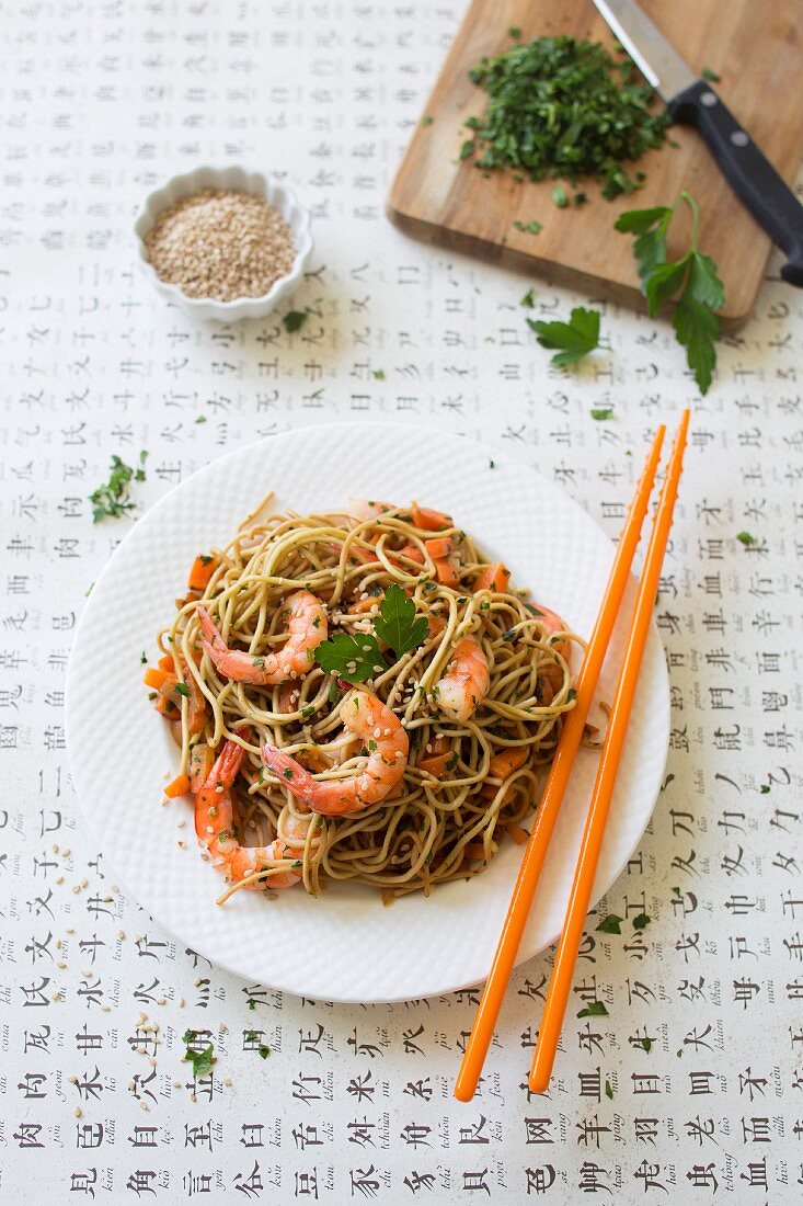 Sauteed noodles with shrimps and sesame seeds