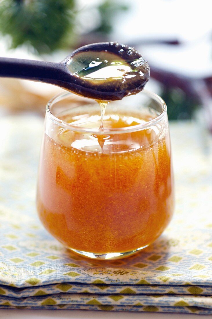 Ein Glas Honig mit Löffel