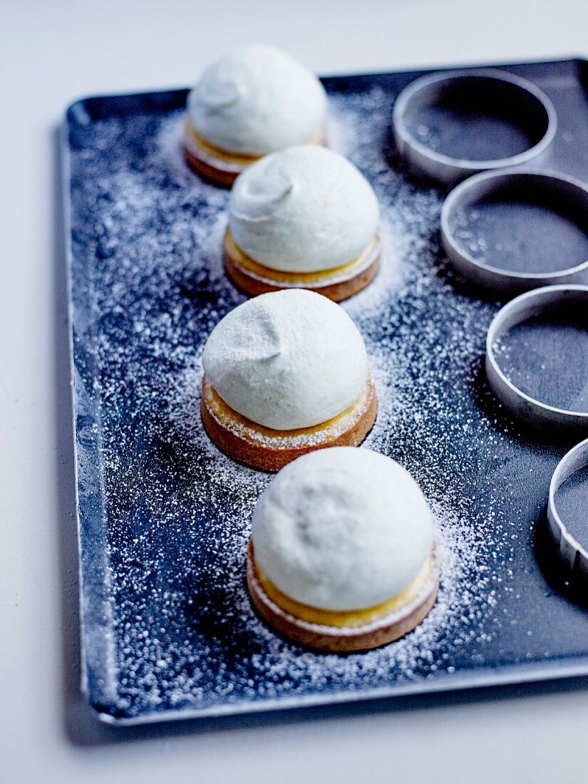 Tartelettes with lemon cream and lime meringue