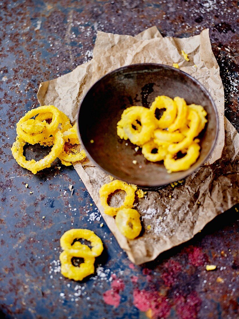 Onion rings in einer Schale