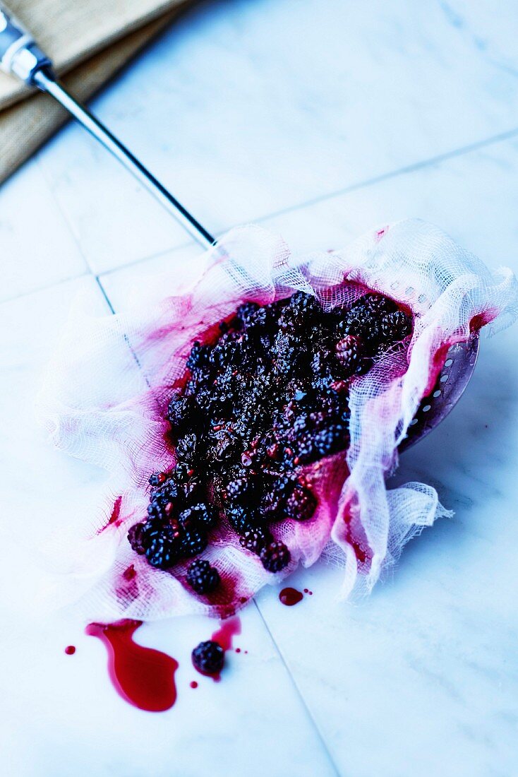 Blackberries in gauze to prepare jam