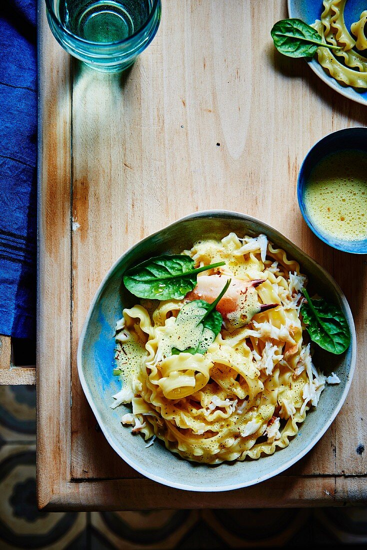 Tripolini mit Krabben, Blattspinat und Safransauce