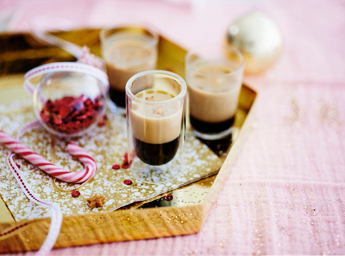 Kaffeegelee mit Erdnusscreme, in Gläsern serviert