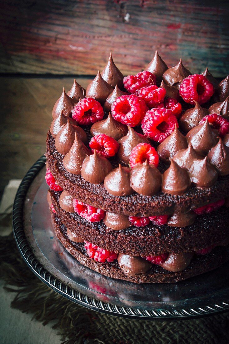 Naked Cake mit Schokoladen-Ganache und Himbeeren