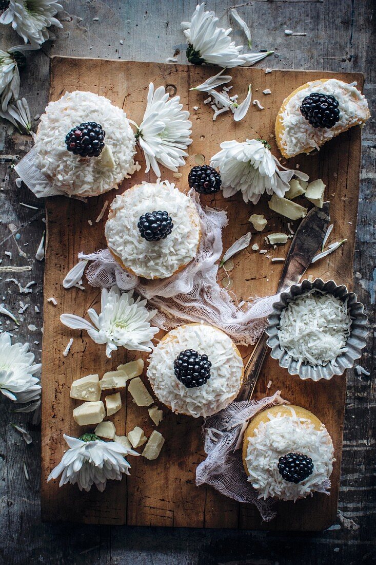 Small coconut and blackberry pies