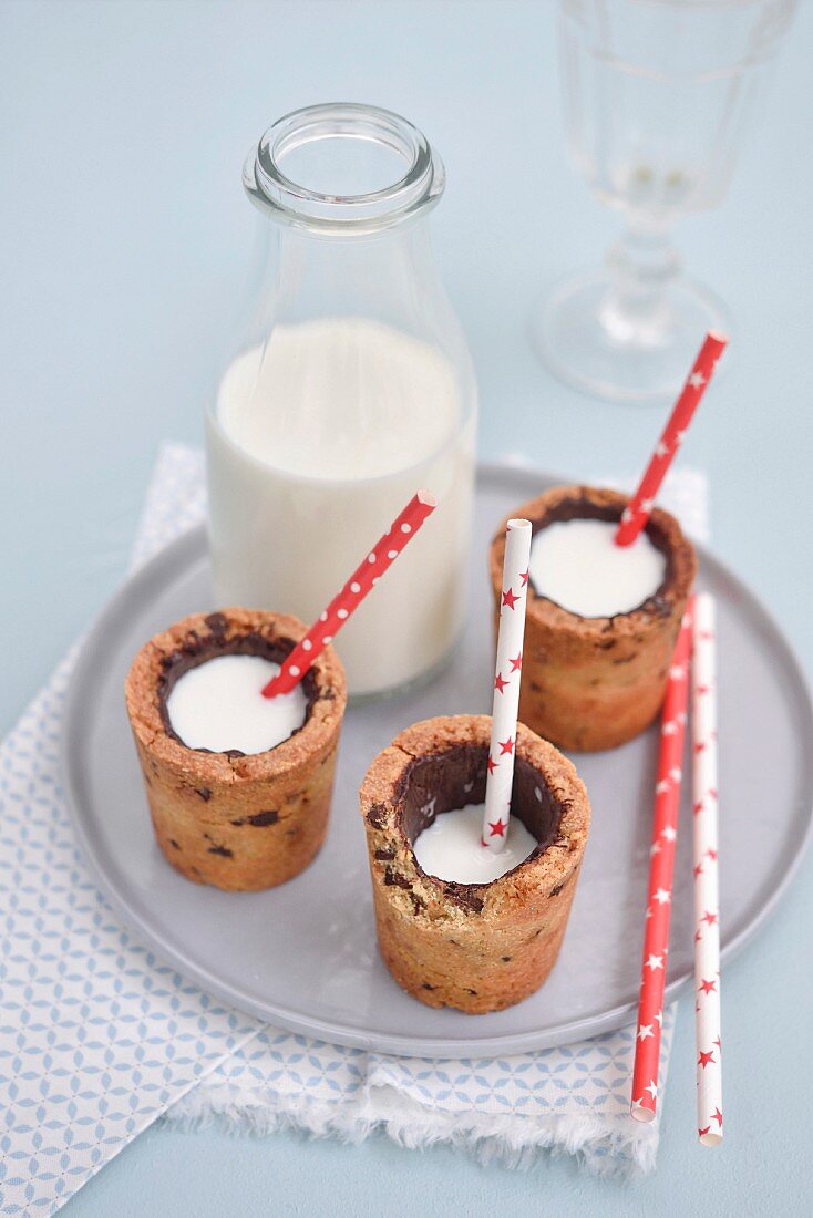 Cookies in Becherform mit Milch gefüllt