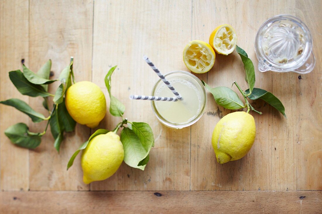 Vitaminsaft mit Zitrone (Draufsicht)