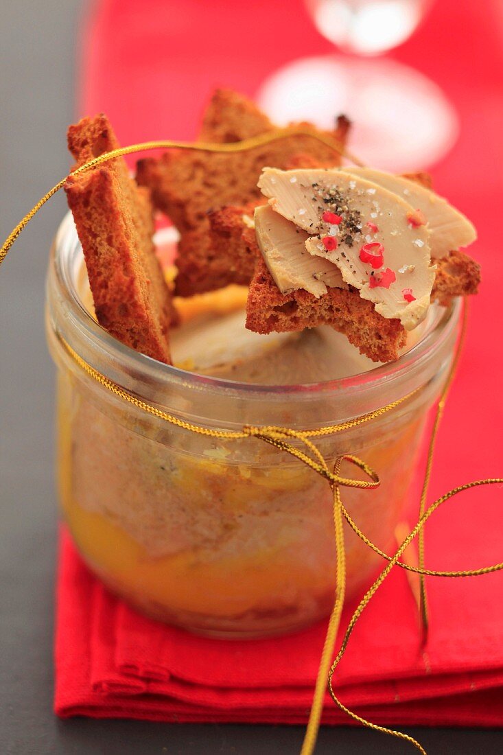 Sterne aus geröstetem Honigkuchen mit Foie Gras und Gewürzen
