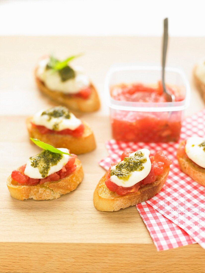 Bruschetta mit Tomate, Mozzarella und Pesto