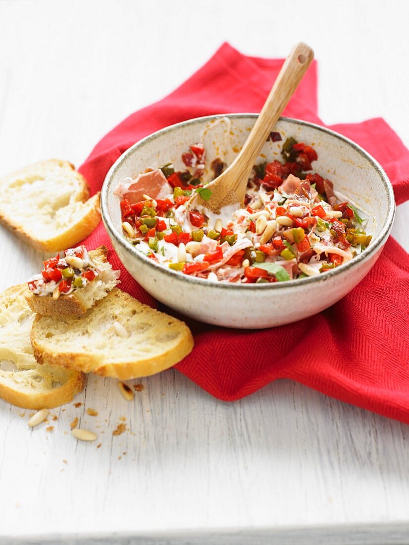 Dip aus Fromage Blanc mit Paprika, Tomaten, Rohschinken und Oliven