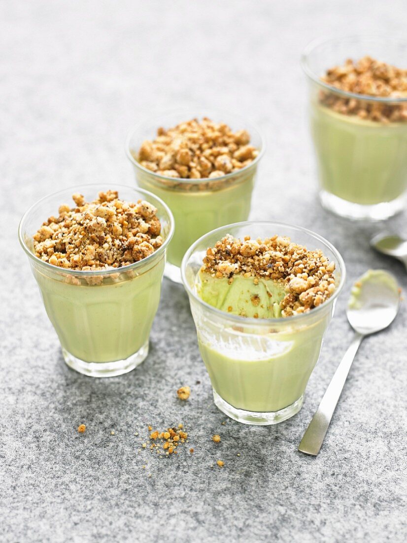 Panna Cotta mit Avocado und Lachsstreusel