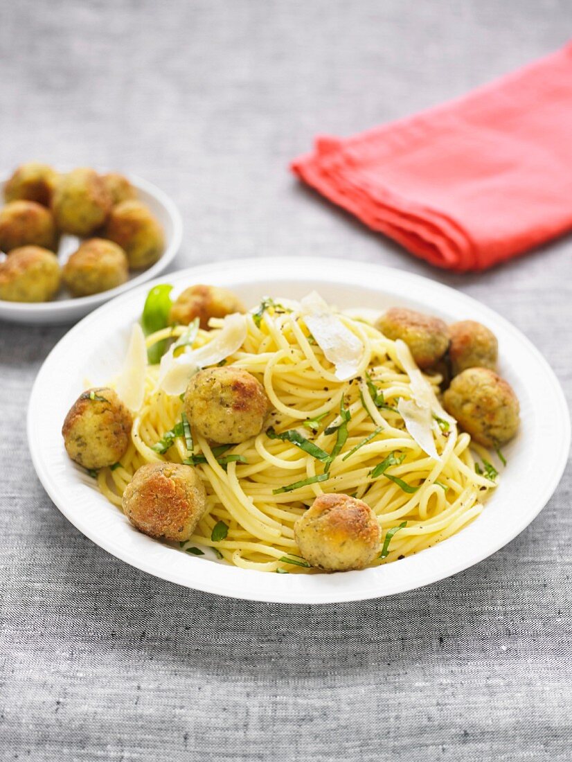 Spaghettis with chicken meatballs