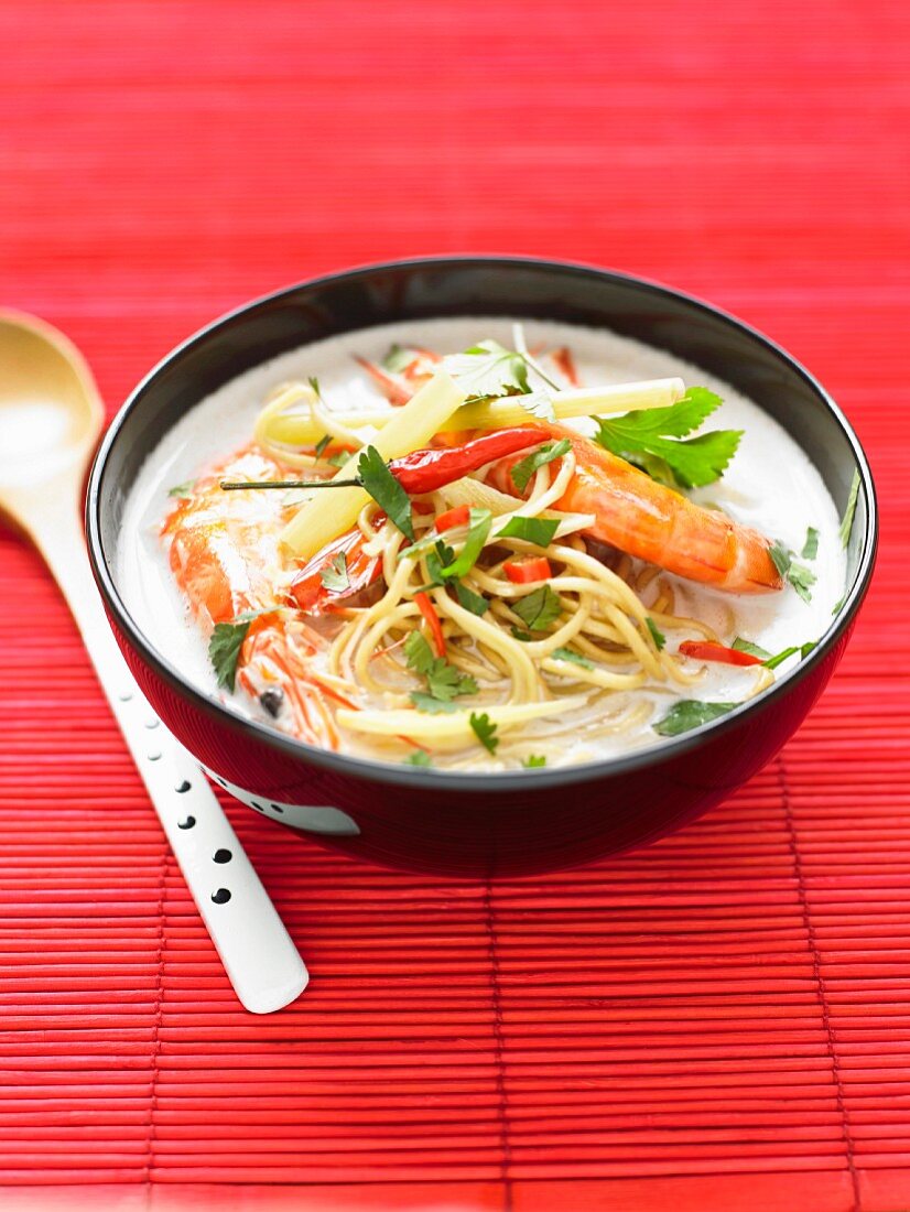 Kokosmilchsuppe mit chinesischen Nudeln und Garnelen