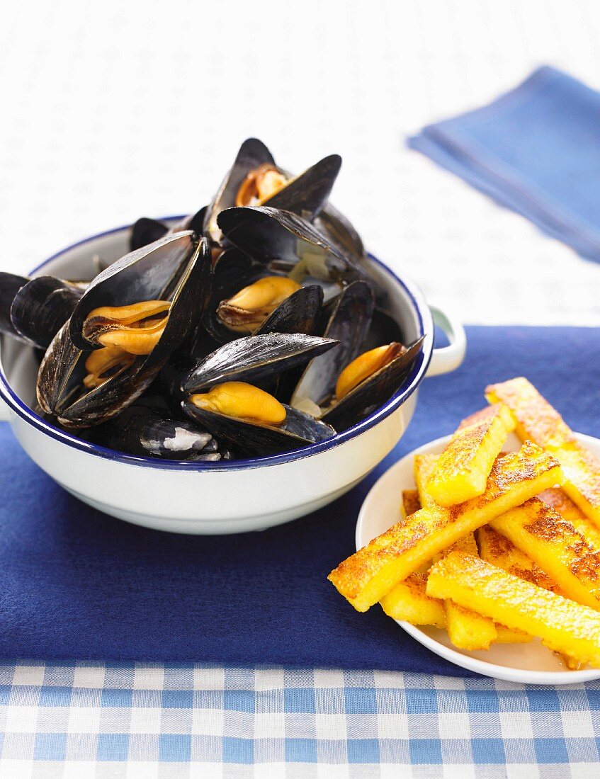 Mussels with beer and polenta french fries