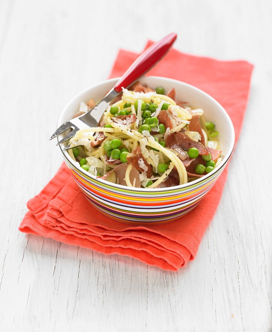 Spaghettis with raw ham and peas