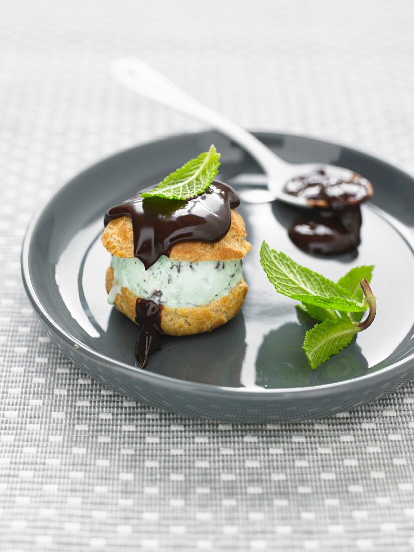 Profiteroles mit Schoko-Minz-Eis