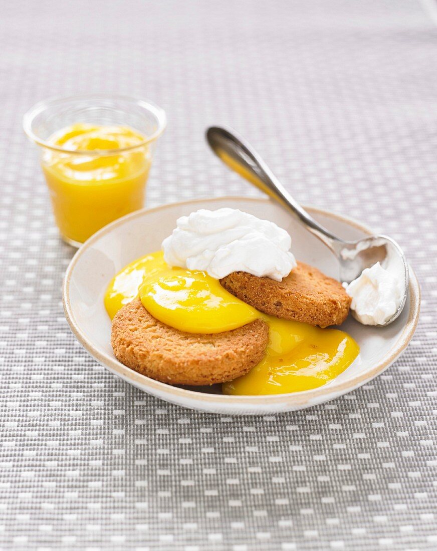 Shortbread biscuits with lemon curd and lemon whipped cream