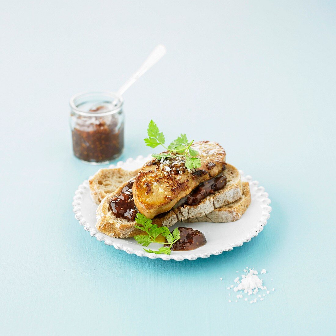 Foie Gras mit Feigenmarmelade auf Landbrot