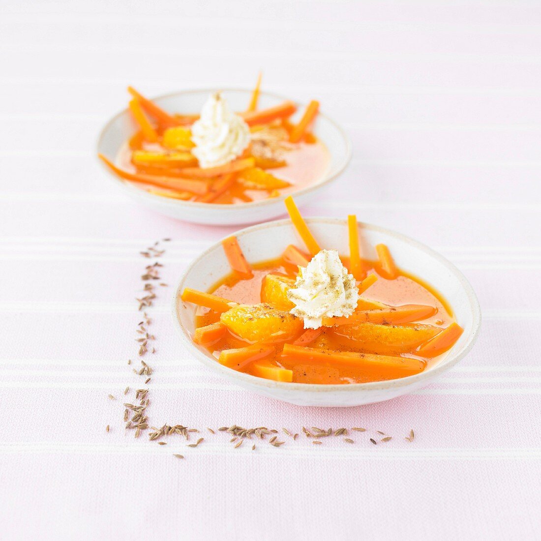 Karottensuppe mit Orangen und Sahnehäubchen