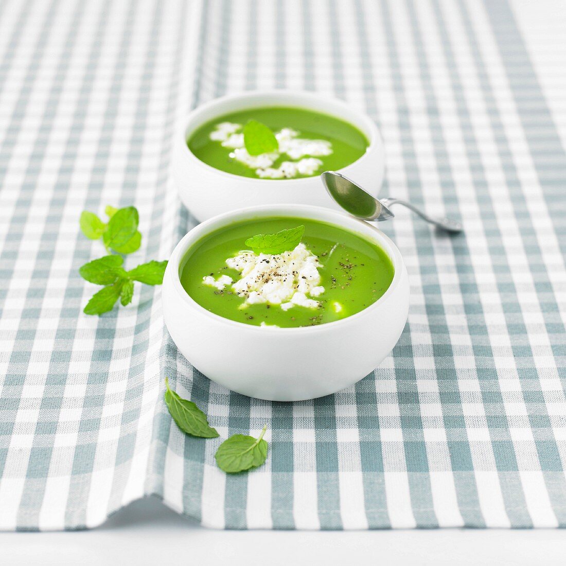 Pea soup with Faiselle and mint