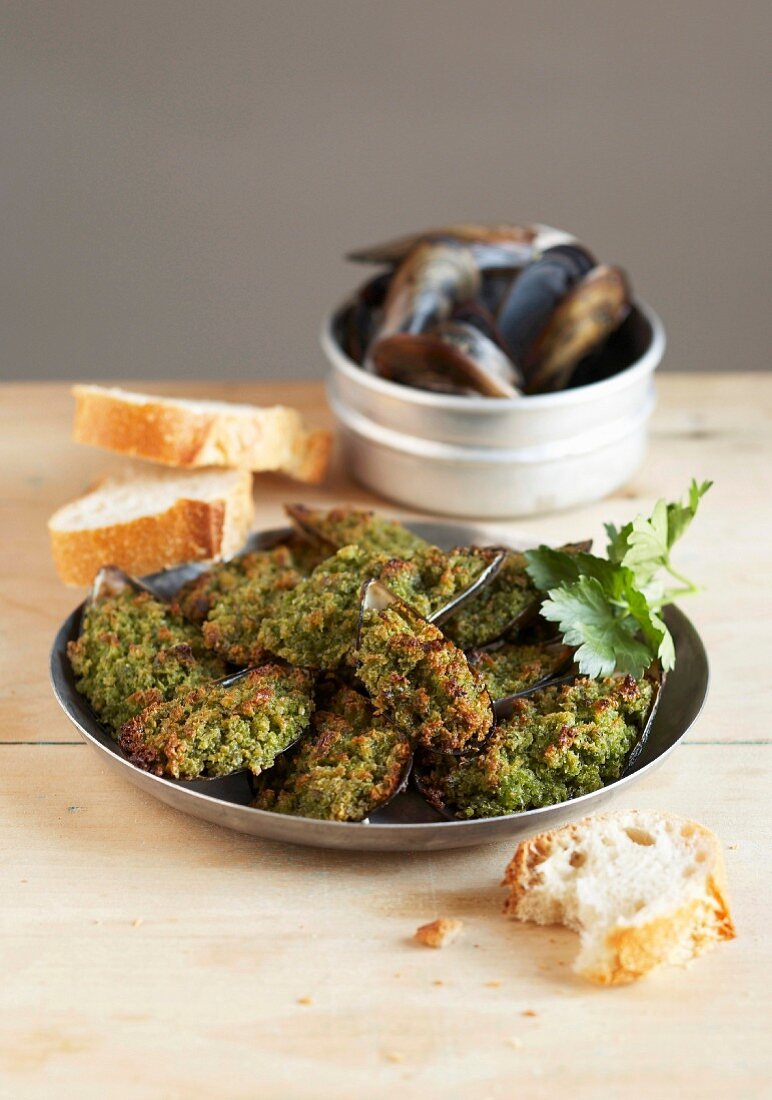 Mussels stuffed with parsley, garlic and breadcrumbs