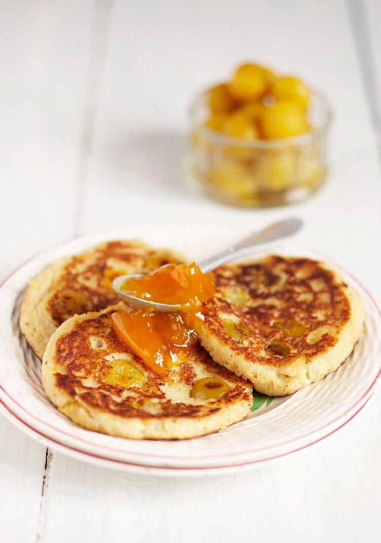 Pancakes with mirabelle plums and jam